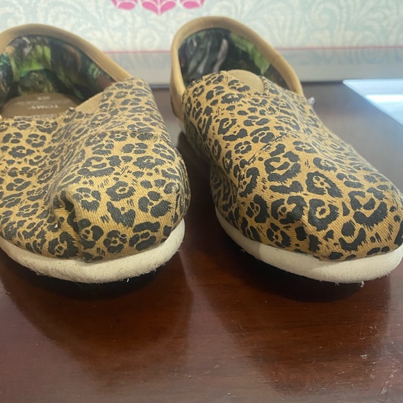 Toms Leopard Print Nat Geo Slip Ons - Picture 2 of 5